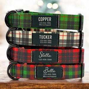 Puede incluir: Cuatro collares para perros con patrones de cuadros en rojo, verde y blanco. Cada collar tiene una etiqueta negra con el nombre del perro, el número de teléfono y el texto "Microchipeado".