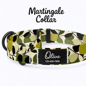 Op de afbeelding: Martingale halsband voor honden met een bladpatroon in groen, zwart en crème. De halsband heeft een zwart naamlabel met de naam "Olive" en een telefoonnummer. De tekst "Martingale Collar" staat bovenaan.