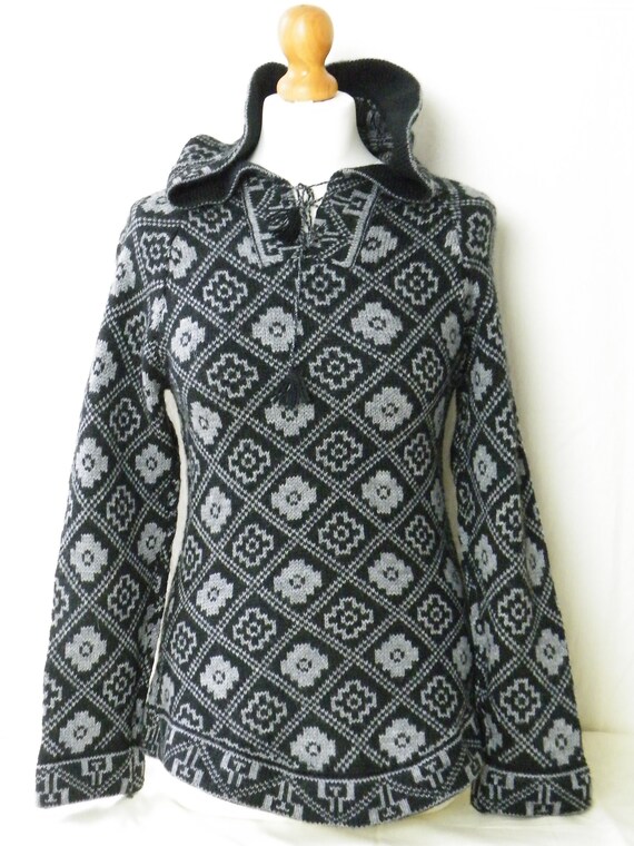 Ladies peruvian alpaca wool hooded casual top/pullover with Inca cross design.Made in Peru. Fair Trade. Size UK 4. Ch 30" L= 26" I/A 17"