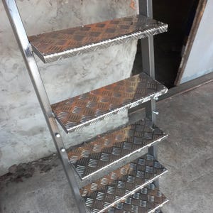 Benutzerdefinierte Stahlleiter mit Geländer für Keller Keller Dachboden Dachzugang Lukentür-Treppen mit Aluminiumdiamantstufen Metalllukensystem