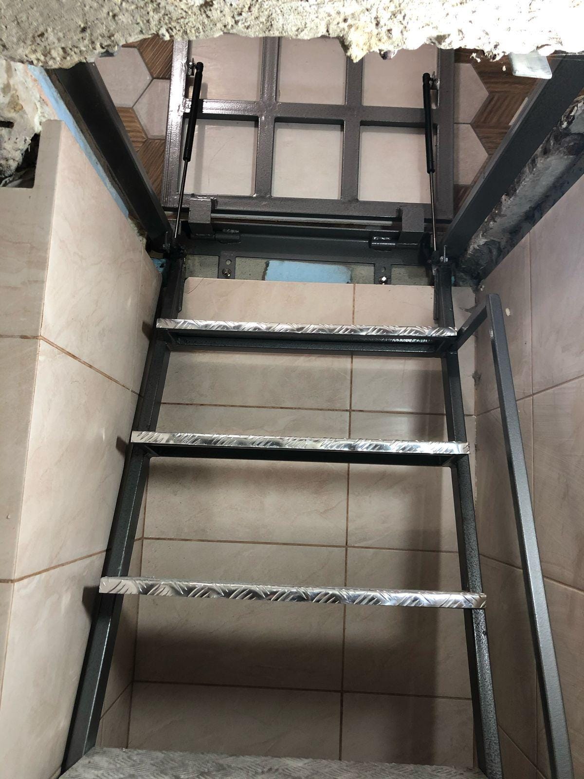 Escalera de metal personalizada con escalones de aluminio para acceso al  sótano, loft, ático o techo Escaleras con puerta corredera con pasamanos  Escalera artesanal - Etsy México, image size:1200x1600