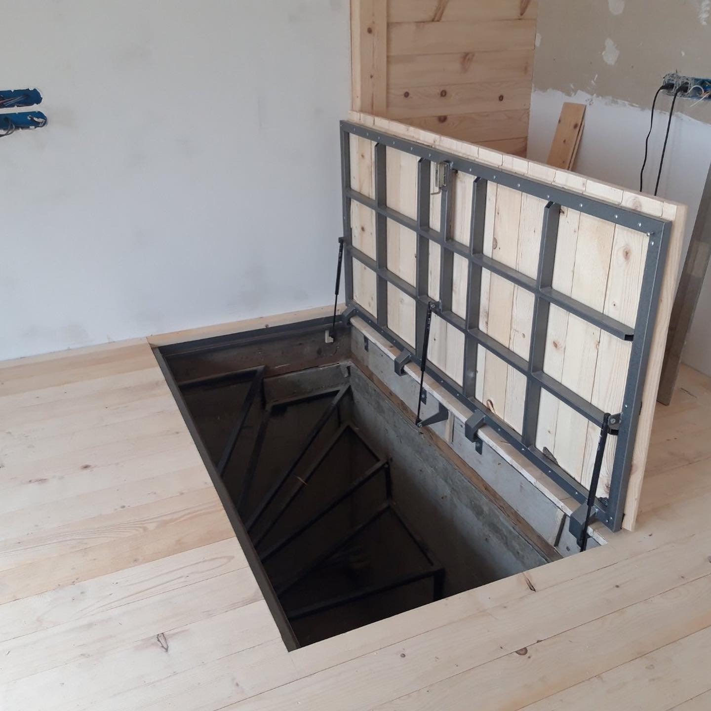 Indoor floor access panel for cellar basement Custom hatch door with gas struts Attic roof hatchway Invisible secret trapdoor Utility cover