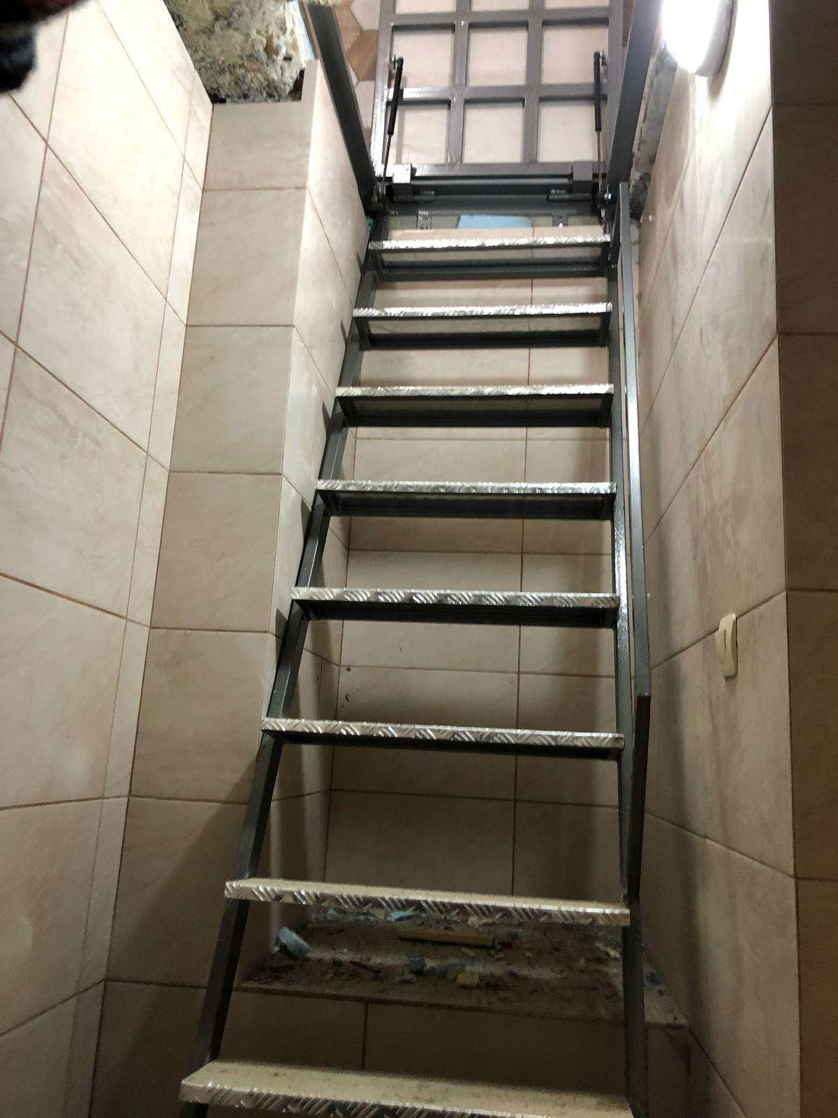 Escalera de metal personalizada con escalones de aluminio para acceso al  sótano, loft, ático o techo Escaleras con puerta corredera con pasamanos  Escalera artesanal - Etsy México, image size:1200x1600