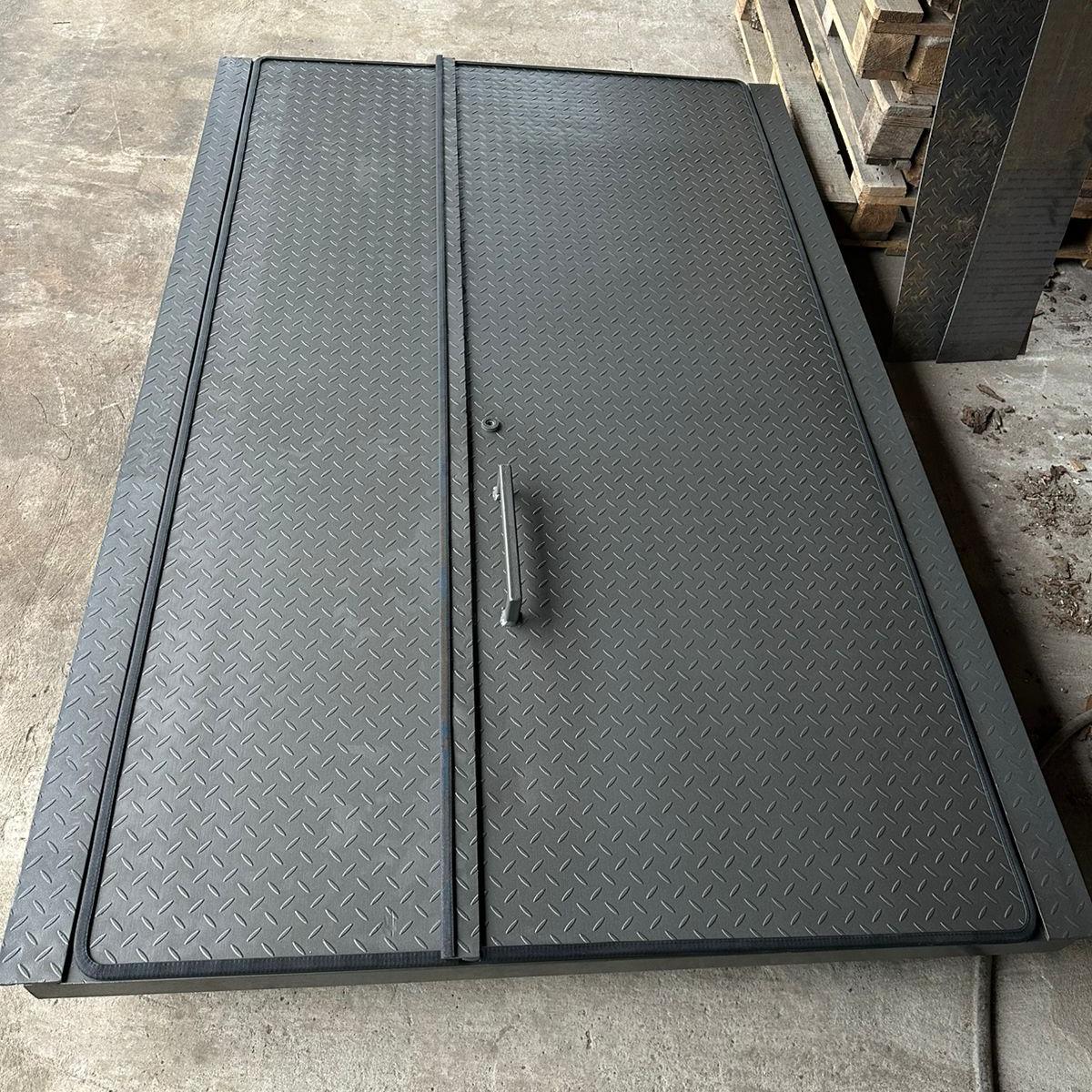 Isolierte wasserdichte Doppeltürluke für Sturmkeller und Keller Outdoor Access Panel für dienstbare Kunden Kundenspezifische zweiblättrige Falltür Metallkanalabdeckung