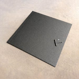 Könnte beinhalten: Eine weiße Keramik-Tasse mit schwarzem Henkel und dem Text "But First, Coffee" in schwarzer, handschriftlicher Schrift. Die Tasse steht auf einer weißen Oberfläche.