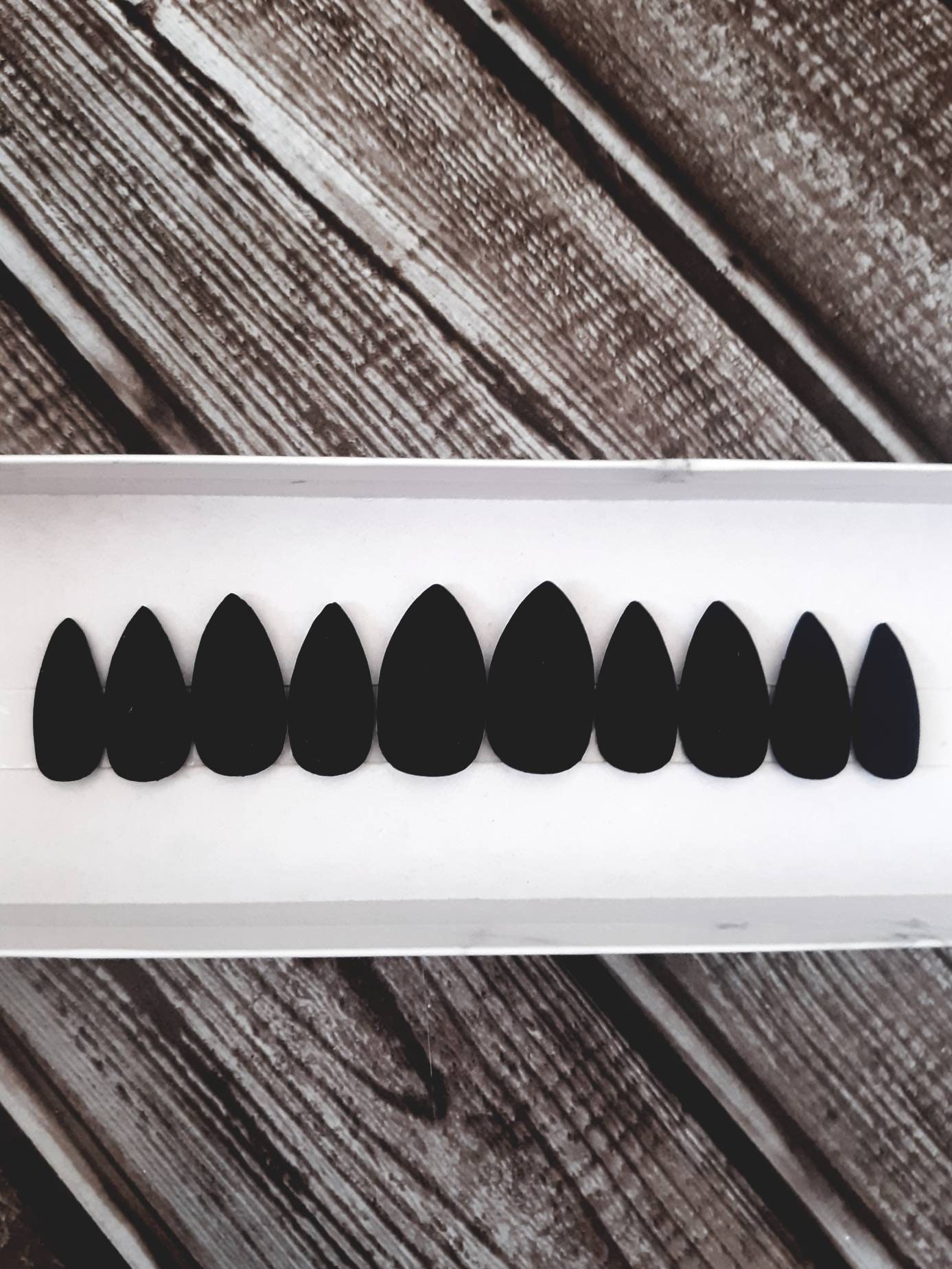 Medium Rhinestone Acrylic Nails Stiletto Black Black Design, Full Cover,  Sharp Glossy Finish For Tarered Artifical Dark Decoration Prud22 From  Prudencha, $35.79