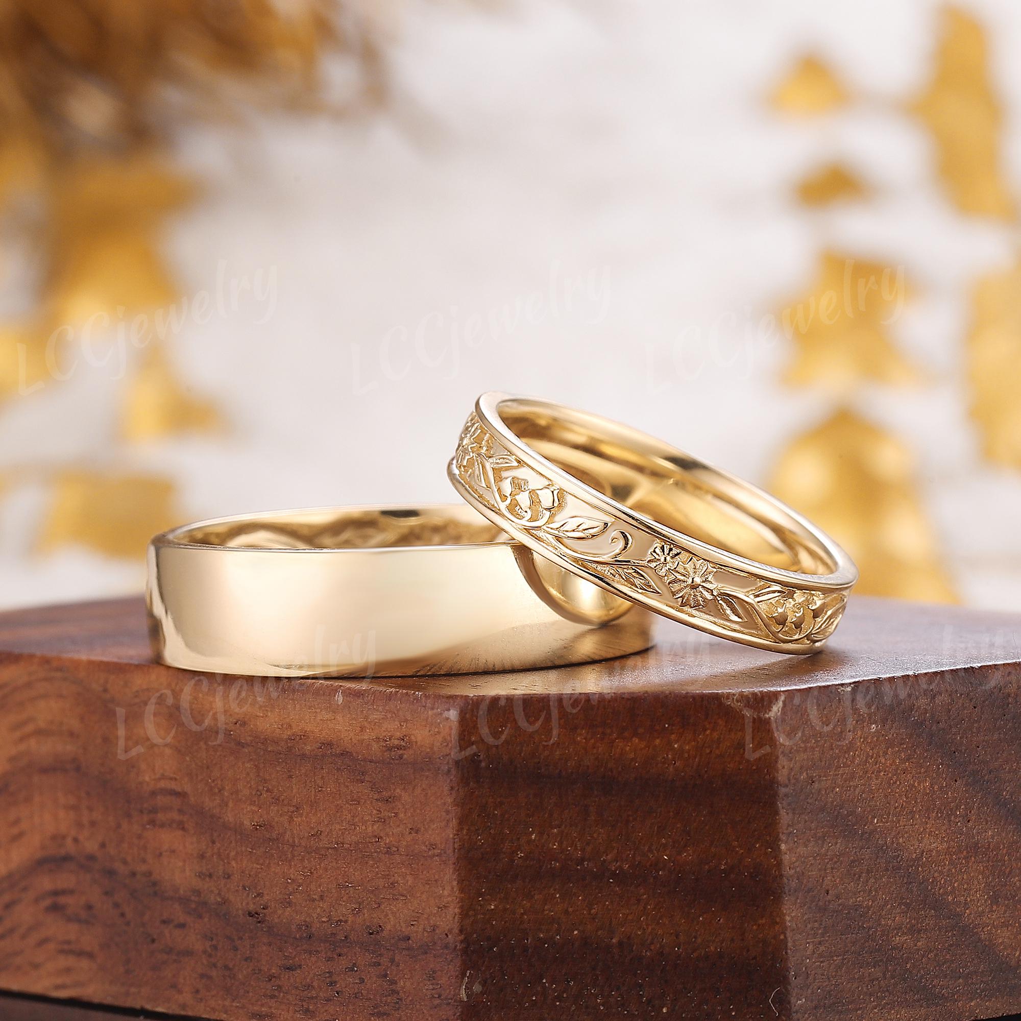 2pcs His and Hers Wedding Ring Sets Gold Daisy Engraving 2pcs His and Hers Wedding Ring Sets Gold Daisy Engraving
