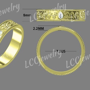 Könnte beinhalten: Ein goldener Ehering mit einem birnenförmigen Diamanten und einem filigranen Blumenmuster. Die Band ist 5 mm breit und 2,2 mm dick. Der Ring ist Größe 7,5 US.