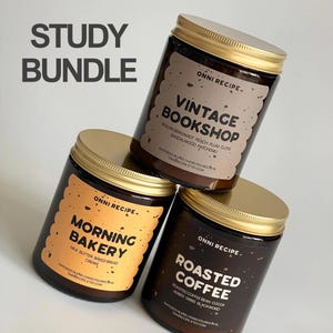 Può includere: Tre barattoli di candela in vetro ambrato con coperchi dorati a vite, etichettati "Vintage Bookshop", "Morning Bakery" e "Roasted Coffee" di Onni Recipe. Il testo "Study Bundle" appare nell'angolo in alto a sinistra di questa collezione.
