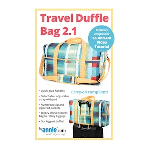 Puede incluir: Una bolsa de viaje de lona colorida con un patrón de cuadros. La bolsa tiene una correa desmontable, varios bolsillos y una manga para trolley. El texto "Travel Duffle Bag 2.1" y "Carry-on compliant!" es visible en la imagen. El texto "Includes coupon for €5 Add-On Video Tutorial" también es visible.