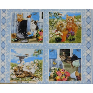 Peut inclure: Un tissu à motif bleu et blanc avec quatre images différentes de chatons dans un jardin. Les chatons sont dans différentes poses, notamment assis dans des pots de fleurs, jouant dans un bain d'oiseaux et se prélassant dans l'herbe. Le tissu est parfait pour le quilting, l'artisanat et la décoration intérieure.