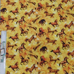 Puede incluir: Una tela amarilla con un patrón repetido de caballos marrones corriendo. Los caballos están pintados en un estilo acuarela sobre un fondo amarillo claro.
