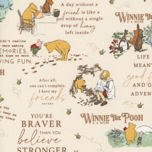 Könnte beinhalten: Cremefarbener Stoff mit Illustrationen von Winnie-the-Pooh-Charakteren und Zitaten. Das Design umfasst Szenen mit Pu, Ferkel und anderen Charakteren sowie Text wie "A day without a friend..." und "Winnie the Pooh."