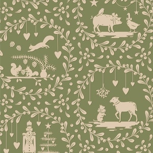 Könnte beinhalten: Wiederholendes Muster auf grünem Hintergrund mit cremefarbenen Illustrationen von Eichhörnchen, Schweinen, Schafen und einem Zinnsoldaten. Das Design umfasst hängende Herzen, Sterne und florale Elemente und schafft eine skurrile, Vintage-Ästhetik.