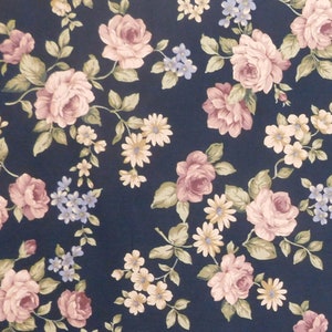 Könnte beinhalten: Ein Blumenmuster mit rosa Rosen, weißen Gänseblümchen und blauen Vergissmeinnicht auf einem dunkelblauen Hintergrund. Das Design umfasst grüne Blätter und Stiele und schafft eine klassische, romantische Ästhetik.