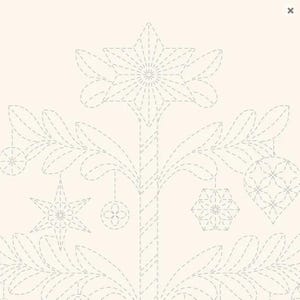 Peut inclure: Un panneau de tissu crème clair présentant un motif de broderie délicat en lignes pointillées gris clair représentant un sapin de Noël stylisé. Le design comprend une étoile à six branches au sommet, des branches feuillues et des ornements.
