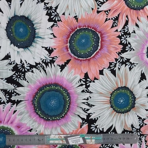 Op de afbeelding: Zwarte stof met een wit en roze bloemenpatroon. De bloemen zijn groot en hebben een blauwe kern. De stof is bedrukt met een herhalend patroon van de bloemen.