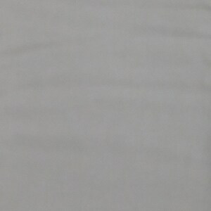 Könnte beinhalten: Ein schlichter weißer Hintergrund mit einer dezenten Textur.