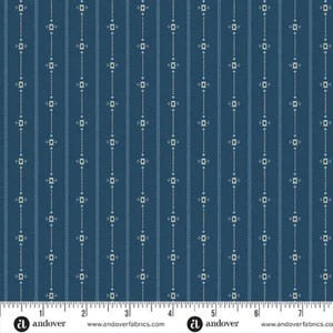 Könnte beinhalten: Ein dunkelblauer Stoff mit einem sich wiederholenden vertikalen Muster aus dünnen weißen Streifen und gepunkteten Linien, durchsetzt mit kleinen, hellen, sternartigen geometrischen Motiven. Unten ist ein weißes Lineal bis 18 cm zu sehen.