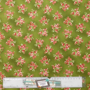 Quilting Patchwork Fabric Bouquet of Roses Posy Green 50x55cm FQ