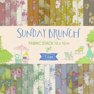 Könnte beinhalten: Ein Stapel Stoffquadrate mit der Aufschrift Sunday Brunch Fabric Stack 10 x 10 in von Tilda. Die Kollektion zeigt verschiedene Blumen- und Gartenmuster in den Farben Rosa, Gelb, Grün, Blau und Braun mit gezackten Rändern.