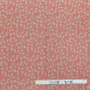 Könnte beinhalten: Ein Nahaufnahme eines rosa Stoffes mit einem sich wiederholenden Muster aus kleinen, beigefarbenen Blumen und Blättern. Der Stoff ist strukturiert und hat einen Vintage-Look. Ein Lineal ist am unteren Rand des Bildes sichtbar, mit dem Text "28 Alfred Street, Kings Langley Old Rd, WD4 8AA, Tel: 01923 262222, www.sewmuchcountry.co.uk, Sew Much Country".