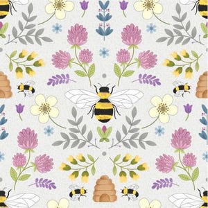 Puede incluir: Patrón repetitivo con abejas, flores y colmenas. El diseño incluye abejas amarillas y negras, trébol rosa, flores blancas y amarillas y hojas grises sobre un fondo gris claro. El tema general es la naturaleza y la primavera.