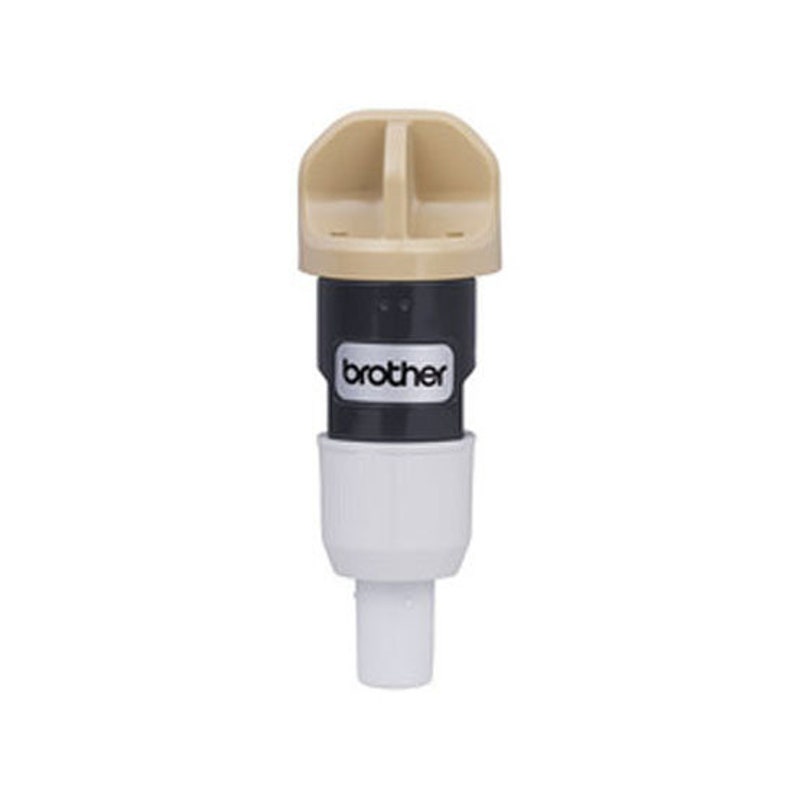 Op de afbeelding: Een meshouder voor een Brother snijmachine. De houder is gemaakt van beige, zwart en wit plastic. Het woord "brother" staat op het zwarte gedeelte van de houder.