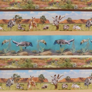 Könnte beinhalten: Ein farbenfrohes sich wiederholendes Muster mit australischen Tieren, darunter Kängurus, Emus, Koalas, Schnabeltiere und Wombats. Das Muster ist vor einem Hintergrund aus braunen, blauen und grünen Farben angeordnet, mit einem sich wiederholenden Muster aus braunen, blauen und grünen Streifen.