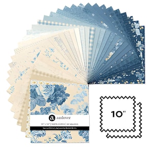 Könnte beinhalten: Ein Stapel von 25,4 cm großen Stoffquadraten, die fächerförmig angeordnet sind. Die Kollektion umfasst verschiedene blaue und cremefarbene Muster, darunter Blumenprints, Vichy-Karos und Streifen. Ein Papierband mit der Aufschrift Andover 10 x 10 100% cotton 42 squares liegt bei.