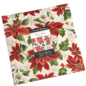 Könnte beinhalten: Quadratischer Stoff mit einem Poinsettien-Blumenmuster in Rot, Weiß und Grün. Der Stoff hat einen cremefarbenen Hintergrund mit goldenen Schneeflocken. Ein kleineres Stoffmuster mit dem Text "Merry Manor" liegt obenauf. Die Marke "moda FABRICS + SUPPLIES" ist ebenfalls sichtbar.