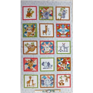 Könnte beinhalten: Ein farbenfroher Stoffpanel mit Patchwork-Design, der verschiedene Tiere zeigt, darunter ein Faultier, eine Giraffe, ein Lama, ein Zebra, ein Koala und ein Elefant. Jedes Tier ist in einem anderen Quadrat auf dem Panel abgebildet, mit einer Vielzahl von Farben und Mustern.