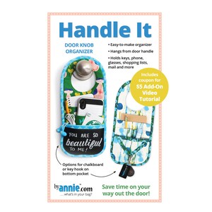Può includere: Organizzatore per pomello della porta con un motivo floreale verde e blu. L'organizzatore ha tasche per chiavi, telefoni e liste della spesa. Il testo "Handle It" è in alto, con "You are so beautiful to me!" sulla tasca inferiore.