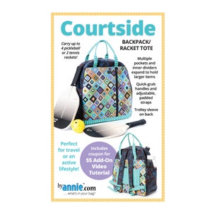 Könnte beinhalten: Ein blauer und grüner gemusterter Rucksack mit einer Reißverschlusstasche und mehreren Taschen. Der Rucksack ist für den Transport von Sportgeräten wie Pickleball- oder Tennisschlägern konzipiert. Der Text "Courtside Backpack/Racket Tote" ist auf dem Bild gedruckt.