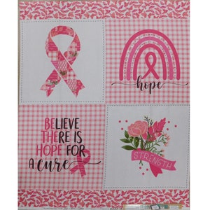 Puede incluir: Tela rosa y blanca con un patrón a cuadros. La tela tiene cuatro cuadrados con diferentes diseños. El cuadrado superior izquierdo tiene una cinta rosa con un patrón a cuadros. El cuadrado superior derecho tiene un arcoíris rosa con una cinta rosa y la palabra "esperanza". El cuadrado inferior izquierdo tiene el texto "Cree que hay esperanza de cura" con una cinta rosa. El cuadrado inferior derecho tiene un ramo de flores rosas con una cinta rosa y la palabra "fuerza".