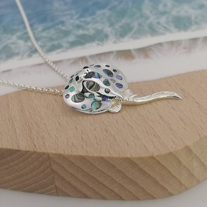Ciondolo in argento sterling a forma di razza decorato con conchiglia di abalone