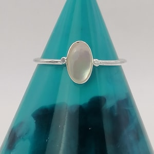 Sterling Silver Pretty Mother of Pearl Oval Shell Ring