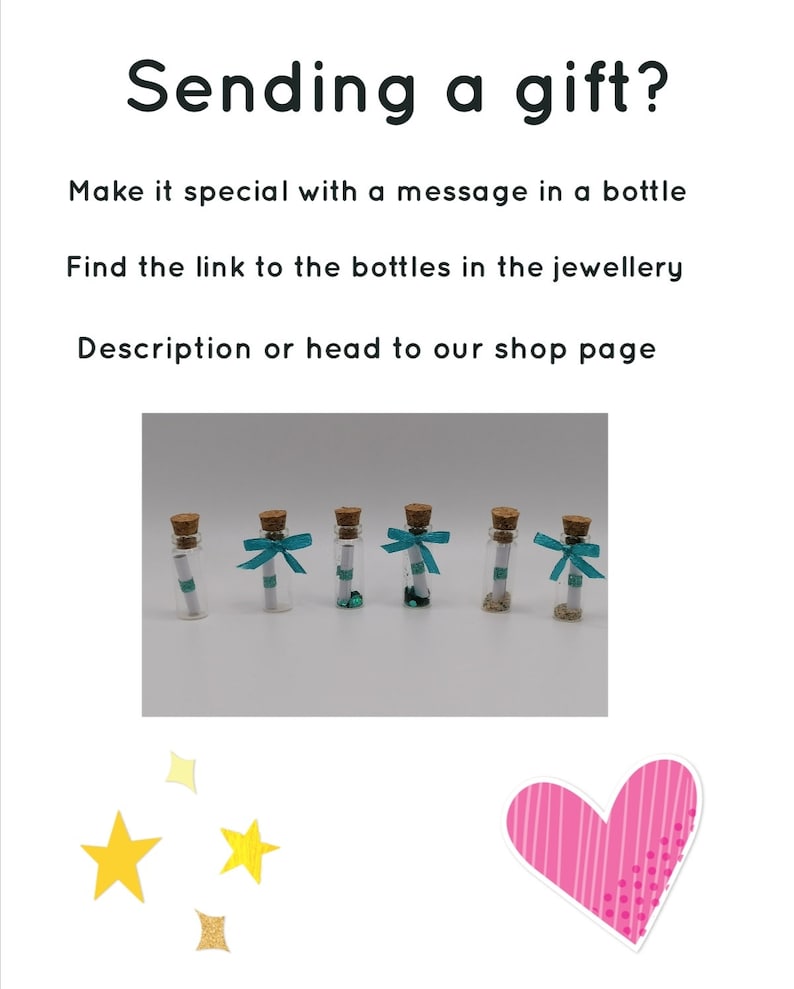 Peut inclure: Six petites bouteilles en verre avec des bouchons en li&egrave;ge et un morceau de papier roul&eacute; &agrave; l'int&eacute;rieur. Chaque bouteille est orn&eacute;e d'un ruban turquoise nou&eacute; autour du cou. Les bouteilles sont dispos&eacute;es en rang&eacute;e sur une surface blanche. Envoyer un cadeau ? Rendez-le sp&eacute;cial avec un message dans une bouteille. Trouvez le lien vers les bouteilles dans la description des bijoux ou rendez-vous sur notre page boutique.