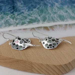 Orecchini a gancio in argento sterling Stingray decorati con madreperla (tinti di nero)