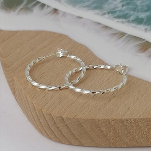 Gedrehte Sterling Silber Creolen: Schmuck für jeden Tag