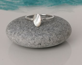 Pretty Mother of Pearl Oval Shell Ring