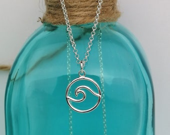 Collar de plata de ley con olas del océano