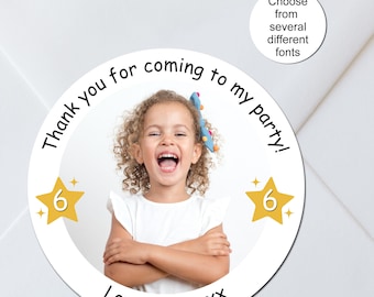 Verjaardagsfotostickers: gepersonaliseerde gepersonaliseerde etiketten voor feesttassen