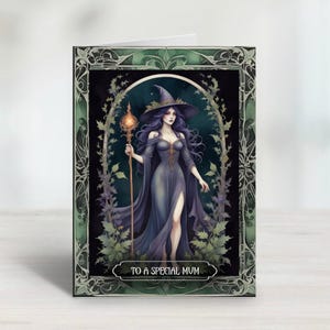 Biglietto di auguri personalizzato per la festa della mamma, strega pagana viola gotica, formato A5. Completamente personalizzabile dentro e fuori, se lo desideri. Inviato in prima classe.