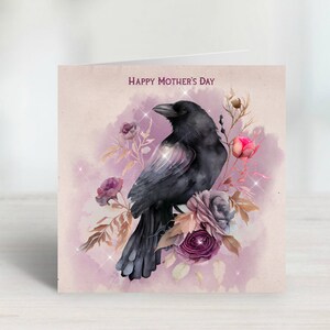 Biglietto gotico per la festa della mamma Raven & Purple Roses. Può essere stampato all'interno per un piccolo costo e spedito direttamente. Spedito in prima classe.