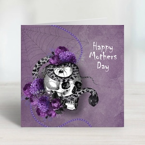 Tarjeta gótica para el Día de la Madre con calavera y serpiente moradas. Se puede imprimir en el interior por un pequeño cargo y también se puede enviar directamente. Se envía por correo certificado.