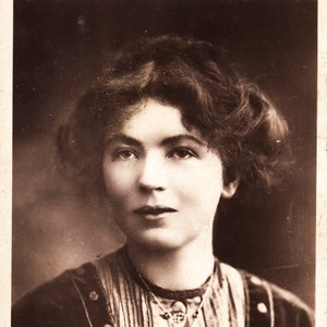 Reprodução do cartão postal das sufragistas CHRISTABEL PANKHURST