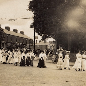 Reprodução do cartão postal das sufragistas SUFFRAGE PARADE
