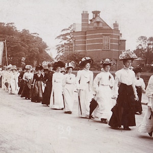 Reprodução do Postal das Sufragistas MARCHA DAS MULHERES