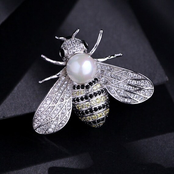 Gold bee brooch deals